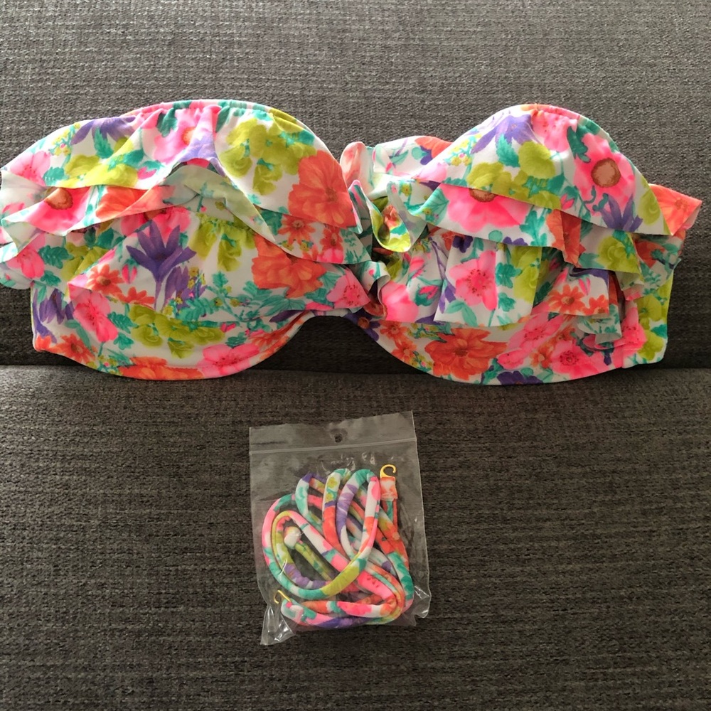 🏝 Victoria’s Secret - Floral, ruffled bandeau top